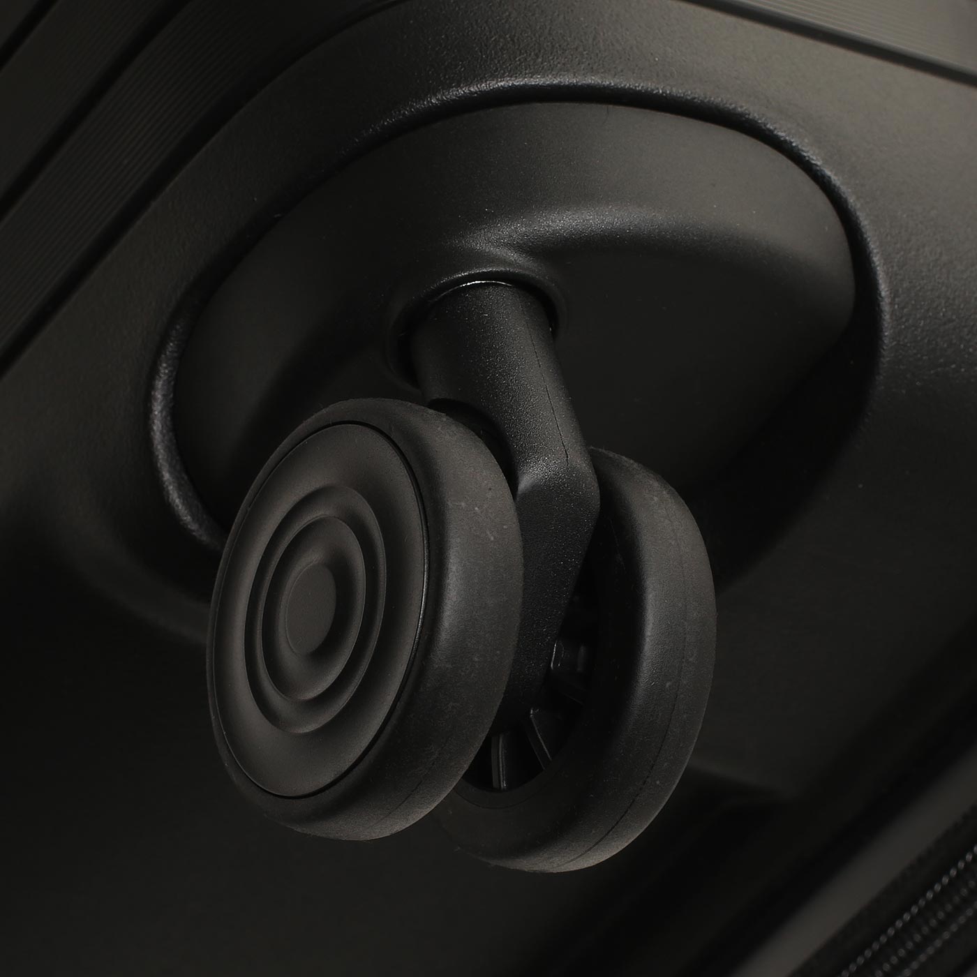 Чемодан средний M из полипропилена Eberhart Eagle