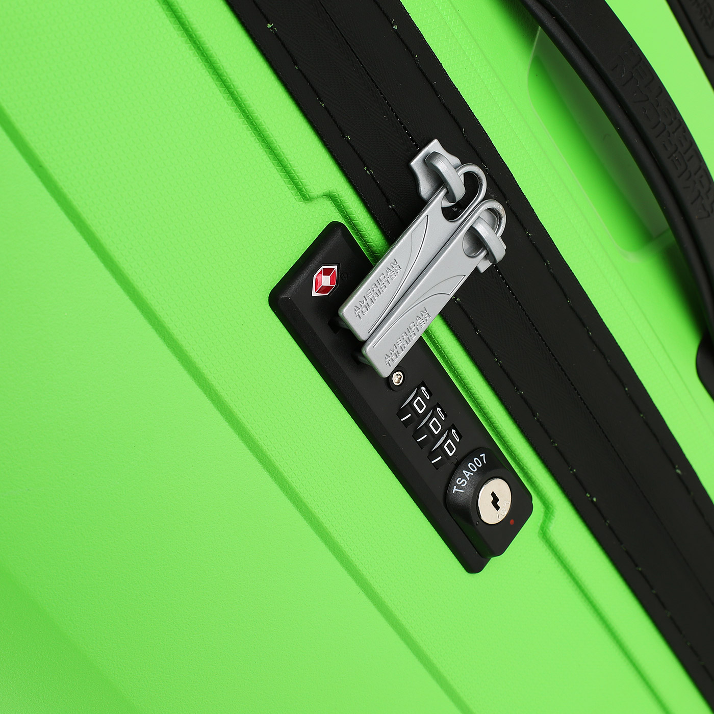 Чемодан большой L из полипропилена с кодовым замком American Tourister Airconic