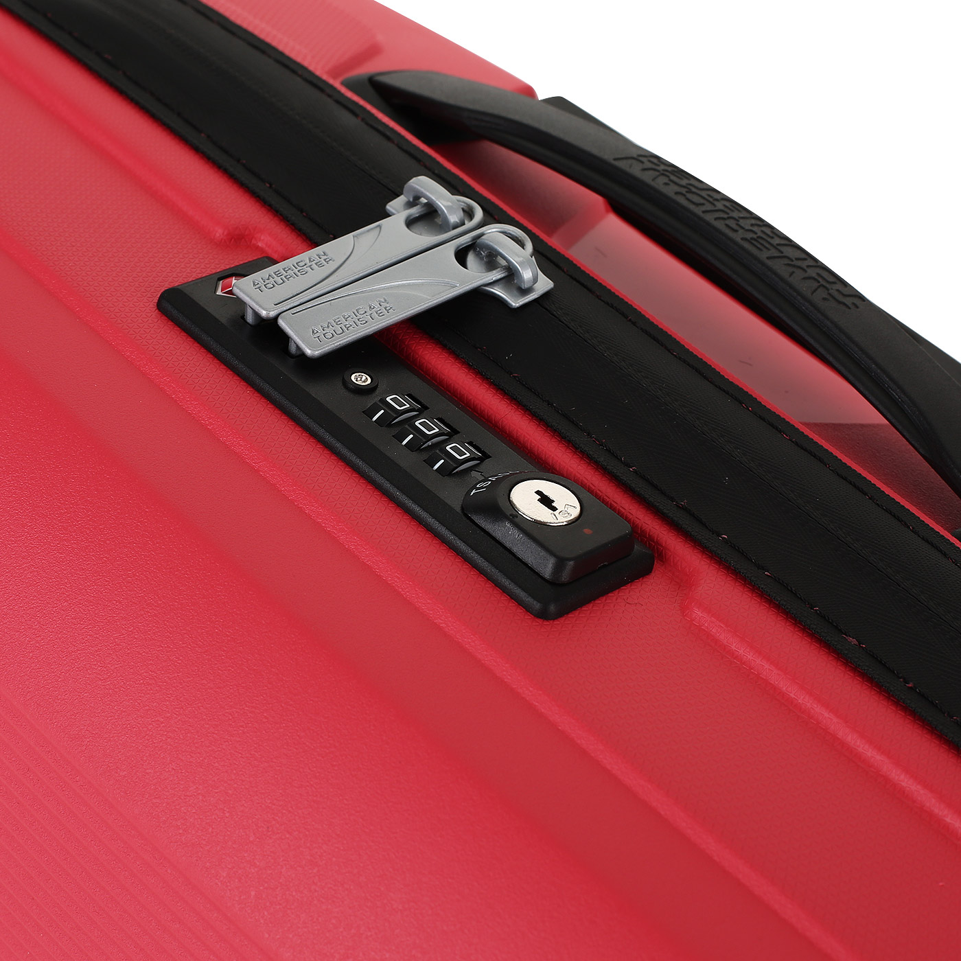 Чемодан для ручной клади из полипропилена с кодовым замком American Tourister Airconic