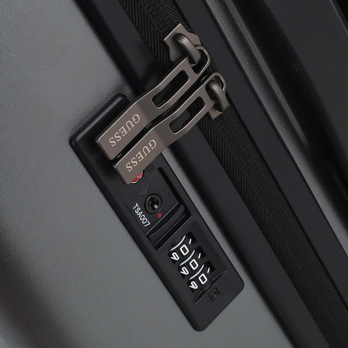 Чемодан на колесах Guess Verona